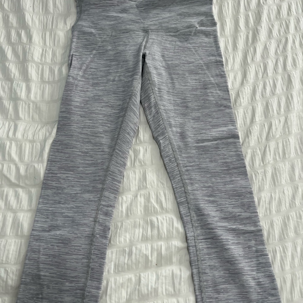 Lululemon Women’s Light Grey Capri Leggings. EUC Size 4